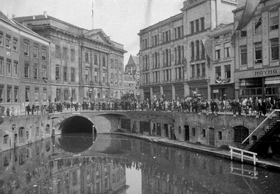 853222 Gezicht op het Stadhuis (Stadhuisbrug 1) en het Manufacturenmagazijn Vroom & Dreesmann (Oudegracht 167-179) te ...